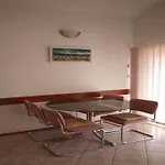 Mia بوستيرا